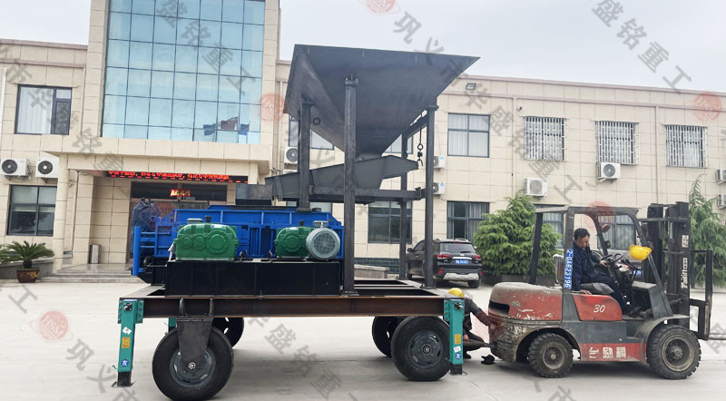 1012移動對輥破碎機時產(chǎn)量多少噸？價格多少錢一臺